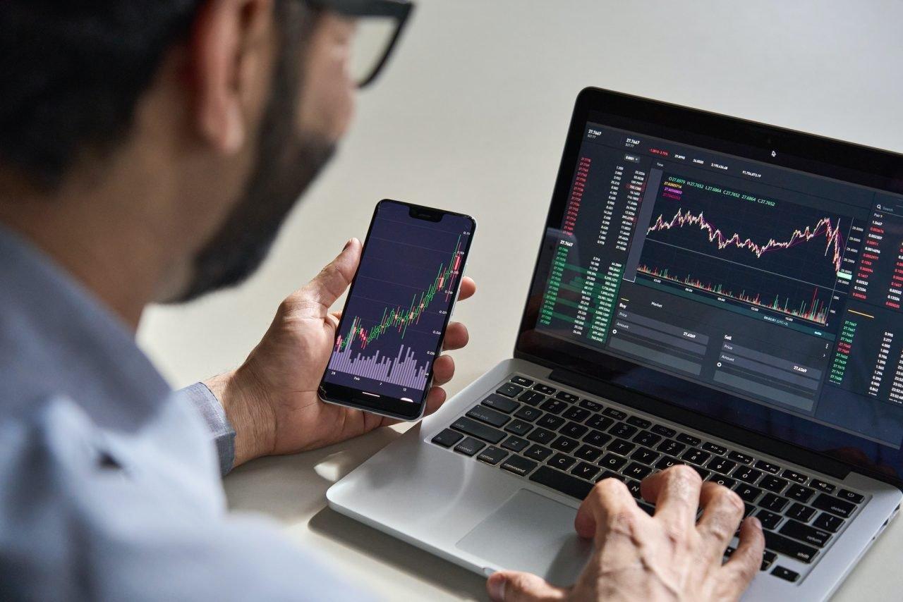 Trader analisando dados para investir na bolsa de valores